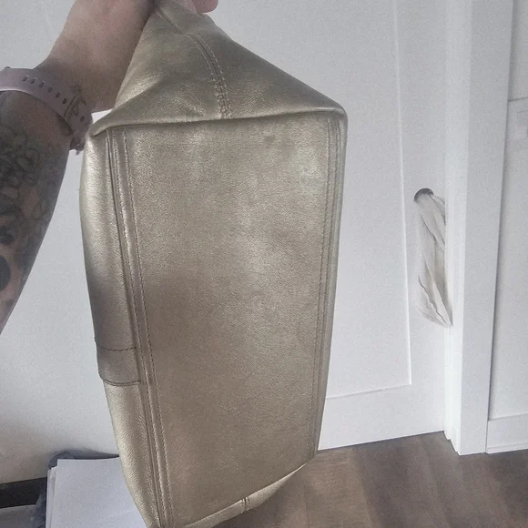 Coach Lily Legacy, Gold Metalic With Turnlock. - Picture 15 of 16